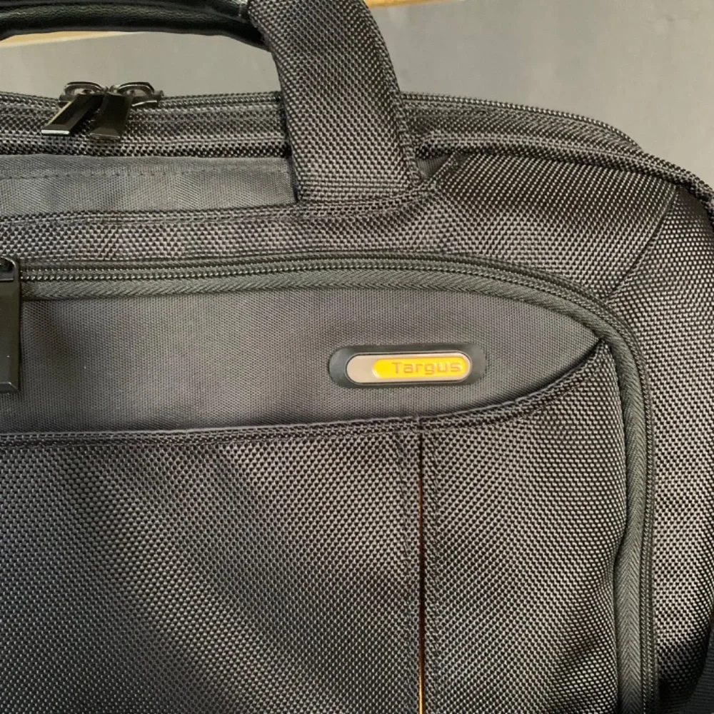 Targus Soft Port Meridian II Laptop Case NWOT